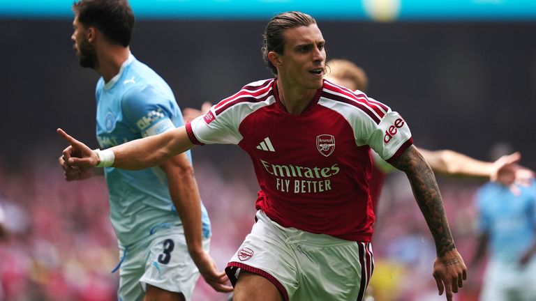 阿森纳的里卡多·卡拉菲奥里庆祝进球